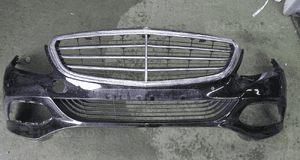 Mercedes 205 z grilem bdb zderzak przedni 1