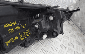 Lampa lewy / prawy przód toyota yaris iv 2020-24 rok do lekkiej polerki 9