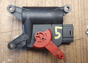 Silniczek 8E1820511 8E1820511A Nagrzewnicy Mechanizm Nawiewu Klapki EUROPA AUDI A4 B6 B7 4
