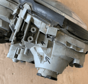 MERCEDES C 203 lampa xenon prawa europa uszkodzona 6