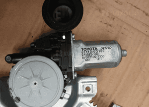 Toyota Yaris II mechanizm podnośnik szyby przód przedni prawy lewy 5D    06-11 6
