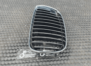 Kratka 7128613 7128614 7906809 Atrapa Nerki Nerka Gril Atrapka Zderzaka Przód M-Pakiet BMW 1 E81 E87 9