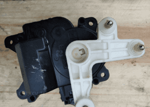 Toyota Yaris I 99-05 silniczek sterownik nawiewu 1