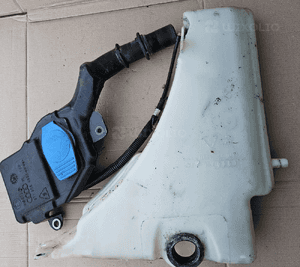 Audi A4 B8 zbiorniczek płynu do spryskiwaczy 1