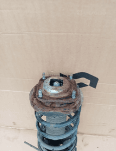 Amortyzator prawy przód przedni Mazda Premacy 2