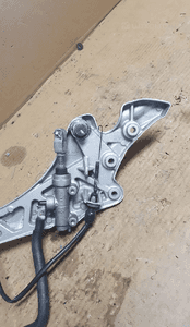 Suzuki gladius 650 set podnóżek prawy + pompa 9
