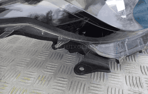 Lampa lewy / prawy przód toyota yaris iv 2020-24 rok do lekkiej polerki 14