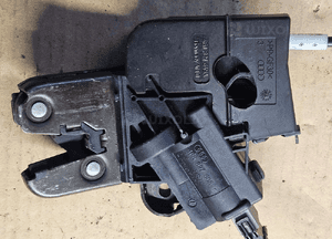 Vw  Jetta zamek klapy bagażnika  4F5827505D 4