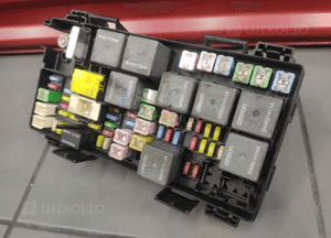 DODGE NITRO 2.8 CRD SKRZYNIA SKRZYNKA BEZPIECZNIKÓW SAM ORYG KAB08C04C6 7