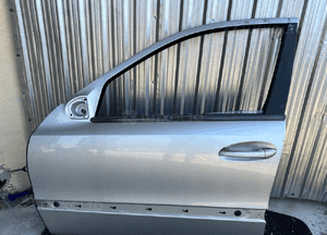 MERCEDES E 211 drzwi lewe przednie szyba listwa lakier 744 2