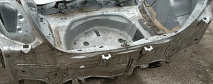Toyota Yaris II   pas tył tylny ściana bagażnika  06-11 3