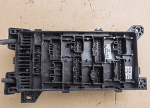 SKRZYNKA BEZPIECZNIKÓW SPOD MASKI KIA SORENTO -09 2,5CRDI LIFT 91161-3E041 3