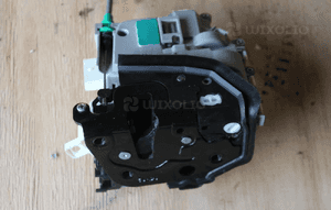 Zamek drzwi prawy przedni audi A1 A3 A4 A5 8X1837016C 2019 4