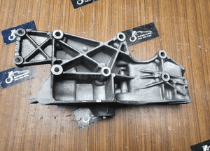 Łapa 06B903143F Podstawa Mocowanie Alternatora Sprezarki 1.6 Audi A4 B5 VW Passat 6