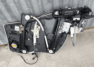 Mercedes CLA W117 zamek w drzwi lewe listwa klamka key less go podnośnik instalacja głośnik 13