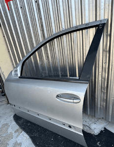MERCEDES E 211 drzwi lewe przednie szyba listwa lakier 744 3