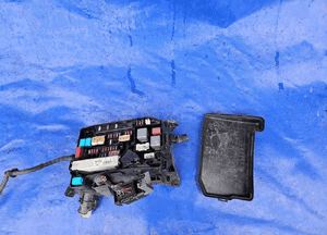 Toyota PRIUS III 09-11 skrzynka obudowa bezpieczników 2