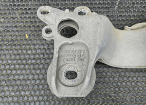 Łapa Wspornik 8E0399263R Poduszka Podpora Belka Skrzyni Skrzynia Biegów Audi A4 B6 B7 3