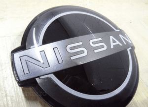 62890-6RA0A 628906RA0A NISSAN Rogue Emblemat Znaczek Grill Zderzak Przód 2