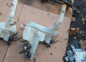 Mazda 3  BK  03-09  5 05-10 Zbiornik płynu spryskiwaczy pompka zbiorniczek 4