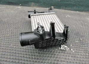 Intercooler 8E0145805L Lewy Chlodnica Powietrza Turbiny 1.8 T Turbo AUDI A4 B6 B7 12