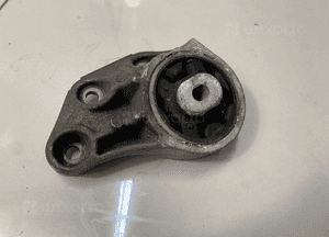 Audi A4 B6 mocowanie poduszka mostu 8E0599125B 3