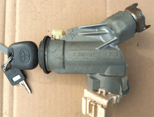 Toyota Yaris II   06-11 stacyjka kluczyk 1