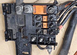 Alfa Romeo 147 skrzynka bezpieczników akumulatora