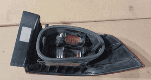 Lampa lewa tył tylna w błotnik renault laguna ii hb sedan 2