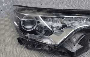Lampa prawy przód toyota chr led europa  81110-F4031 4