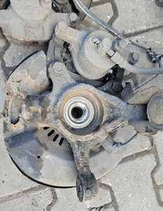 Toyota Yaris I  zwrotnica piasta przód prawa 2