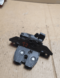 } ZAMEK KLAPY TYŁ OPEL ASTRA J nr 13581023 1