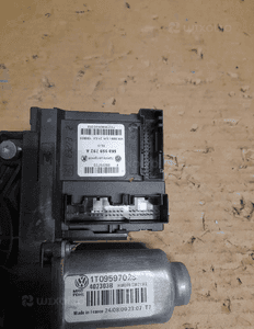 Silnik/moduł prawy Touran 1T0959702S 5K0959792A 3
