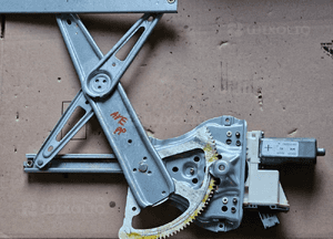 Toyota Avensis T25 podnosnik szyby przod prawy 1