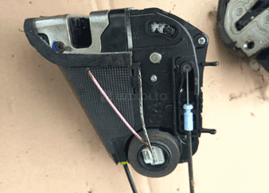 Toyota Yaris II zamek drzwi tył tylnych prawy   lewy  06-11 3