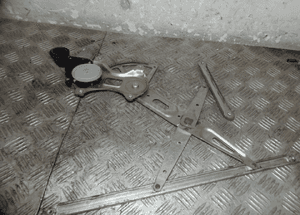 PODNOŚNIK SZYBY PRAWY PRZÓD LEXUS IS200 2