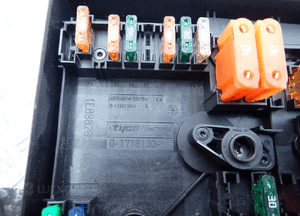 SKRZYNKA BEZPIECZNIKÓW VW TIGUAN 1K0937808E RADOM 2