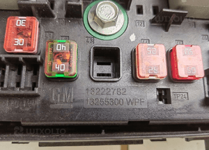 SKRZYNKA BEZPIECZNIKÓW PRZEKAŹNIKÓW INSIGNIA A 13275874 13222782 2