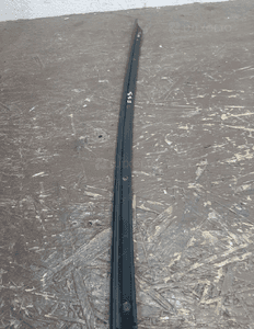 Bmw F33 listwa szyby czołowej prawa 12