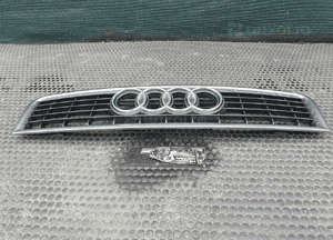 Atrapka 8E0853651F Atrapa Gril Maski Chrom Ramka Emblemat Znaczek Audi A4 B6 3
