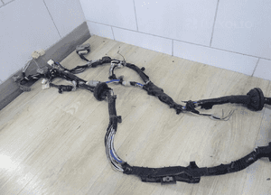 WIĄZKA INSTALACJA BEZPIECZNIKÓW  SKRZYNKA AURIS FULL HYBRID 7