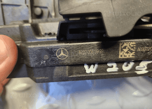 Mercedes c klasa W205 zamek drzwi prawy przedni A2220063999 europa komplet 2