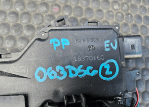 Zamek Drzwi 4B1837015G 8E1837016C Rygiel Lewy Prawy Przod Przedni Europa Audi A4 B6 A6 C5 Sedan Kombi 17