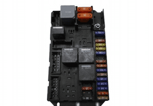 RANGE VOGUE L322 3.6 D SKRZYNKA BEZPIECZNIKÓW 1