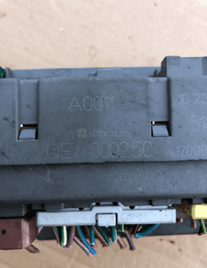 Skrzynka bezpieczników YQE000250 LAND ROVER DISCOVERY 2 II Facelift 2002-2004 2