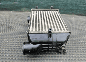 Intercooler 8E0145805L Lewy Chlodnica Powietrza Turbiny 1.8 T Turbo AUDI A4 B6 B7 8