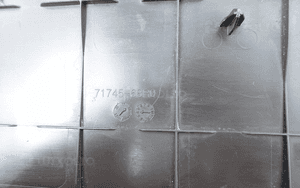 PODKŁADKA POD TABLICE SUZUKI SWIFT MK8 71745-68R0 6