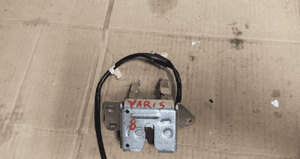 Zamek klapy tył toyota yaris i 4
