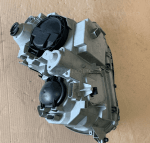 MERCEDES C 203 lampa xenon prawa europa uszkodzona 3