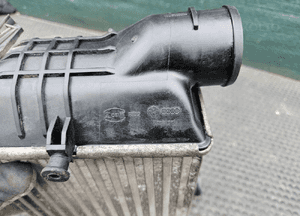 Intercooler 8E0145805L Lewy Chlodnica Powietrza Turbiny 1.8 T Turbo AUDI A4 B6 B7 16